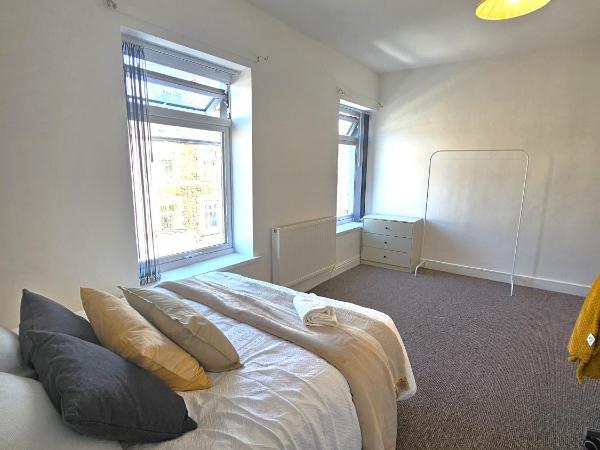 Luxurious Guesthouse Accommodation for Professionals and Students near Cardiff City Centre : photo 1 de la chambre chambre double avec salle de bains commune
