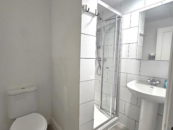 Luxurious Guesthouse Accommodation for Professionals and Students near Cardiff City Centre : photo 1 de la chambre chambre double avec salle de bains commune