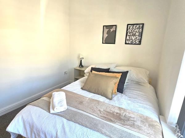 Luxurious Guesthouse Accommodation for Professionals and Students near Cardiff City Centre : photo 3 de la chambre chambre double avec salle de bains commune