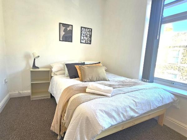 Luxurious Guesthouse Accommodation for Professionals and Students near Cardiff City Centre : photo 7 de la chambre chambre double avec salle de bains commune