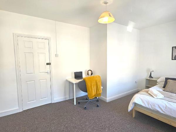 Luxurious Guesthouse Accommodation for Professionals and Students near Cardiff City Centre : photo 6 de la chambre chambre double avec salle de bains commune