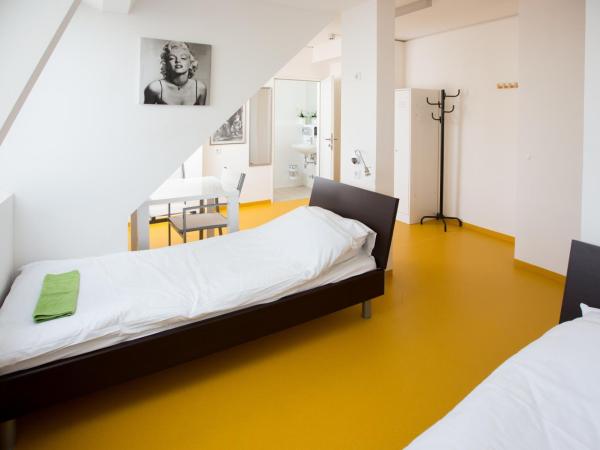 A&T Hotel & Hostel : photo 2 de la chambre chambre lits jumeaux