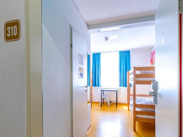 A&T Hotel & Hostel : photo 2 de la chambre lit simple dans un dortoir de 4 lits réservé aux femmes