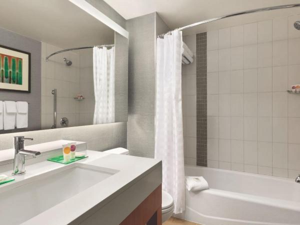 Hyatt Place Baltimore Inner Harbor : photo 3 de la chambre chambre avec 2 lits queen-size et canapé-lit