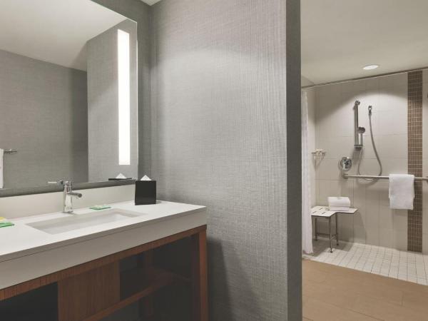 Hyatt Place Baltimore Inner Harbor : photo 4 de la chambre chambre lit king-size avec canapé-lit et douche accessible en fauteuil roulant - accessible aux personnes à mobilité réduite