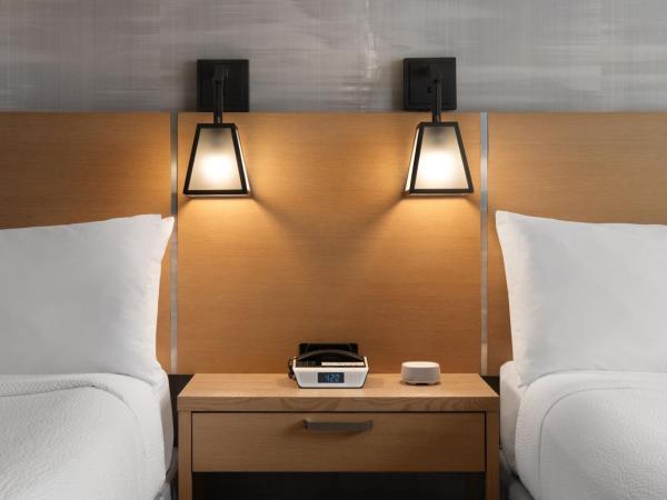 Courtyard by Marriott San Diego Gaslamp/Convention Center : photo 7 de la chambre chambre lit queen-size
