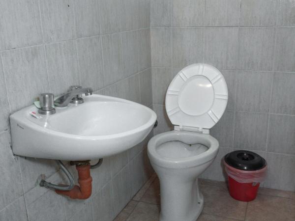 Sevilla Home Hotel : photo 3 de la chambre chambre triple avec salle de bains