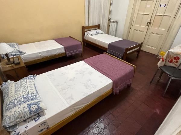 Sevilla Home Hotel : photo 1 de la chambre chambre triple avec salle de bains