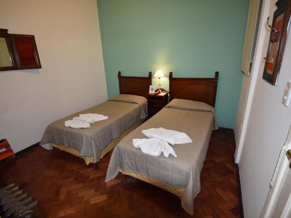 Hotel Plaza : photo 1 de la chambre chambre lits jumeaux