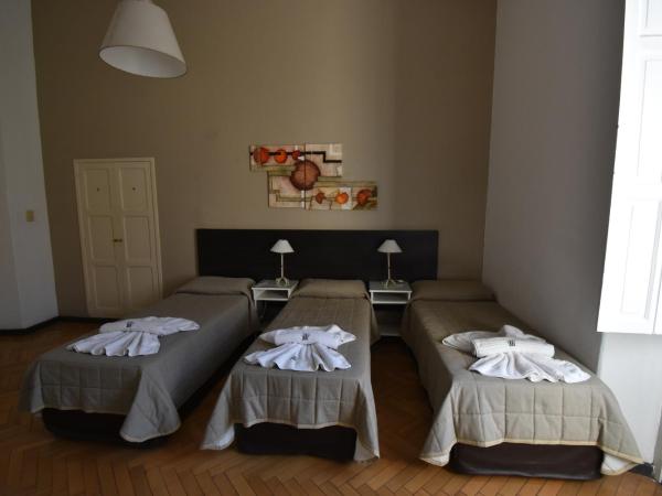 Hotel Plaza : photo 3 de la chambre chambre triple deluxe