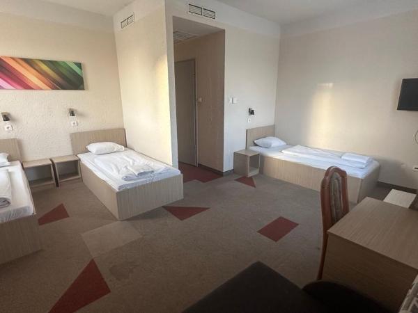 FREE PARKING, FREE BREAKFAST, only 15 minutes to City Center : photo 3 de la chambre chambre quadruple deluxe