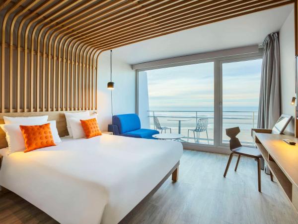 Novotel Thalassa Le Touquet : photo 1 de la chambre chambre supérieure avec lit double, canapé-lit et balcon – vue sur mer 