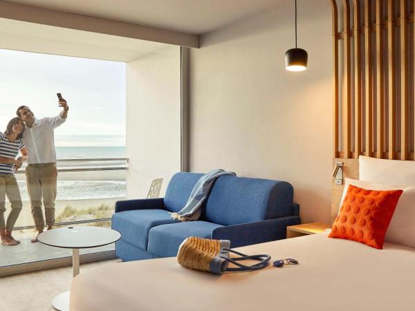 Novotel Thalassa Le Touquet : photo 1 de la chambre chambre double supérieure avec canapé-lit et balcon - vue sur mer