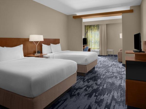 Fairfield Inn & Suites by Marriott Savannah Downtown Historic District : photo 5 de la chambre queen suite with two queen beds and sofa bed - mobility and hearing accessible