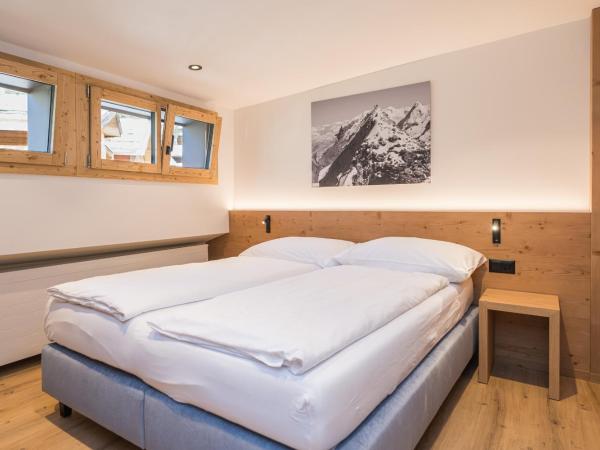 Hotel Bella Vista Zermatt : photo 3 de la chambre chambre supérieure lit queen-size