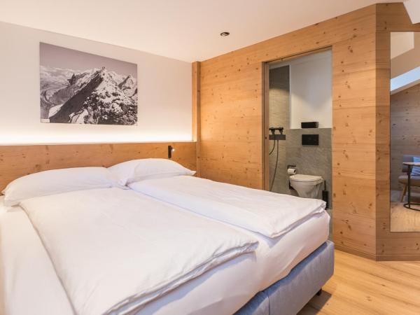 Hotel Bella Vista Zermatt : photo 1 de la chambre chambre supérieure lit queen-size