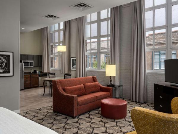 Hampton Inn and Suites New Orleans Convention Center : photo 4 de la chambre deluxe corner king studio suite with kitchen