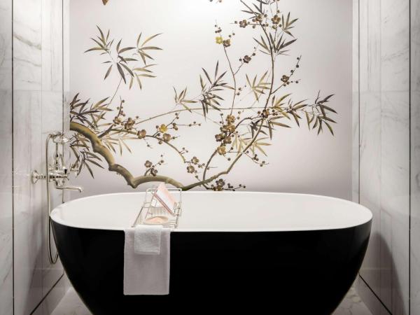 Raffles Boston : photo 1 de la chambre large king room with rain shower and soaking tub
