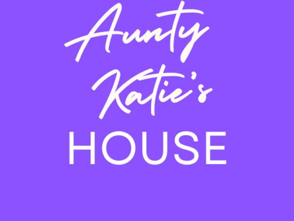 Aunty Katie's House, NI Tourist Board Certified & located on the main Oldpark Road to Belfast, with Free Continental Breakfast & Free Ultra Fast SKY internet, free SKY Sports & free SKY Cinema, Self-check in after 10pm GMT : photo 1 de la chambre chambre familiale adaptée aux personnes à mobilité réduite
