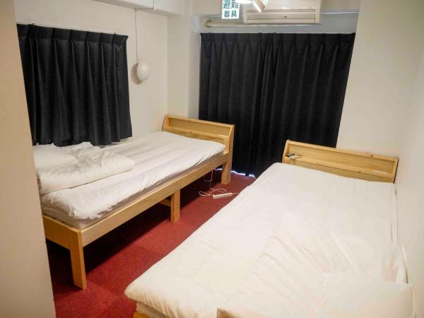 GuestHouse Hostel MangeTak ゲストハウス マングタック広島 : photo 1 de la chambre chambre lits jumeaux standard