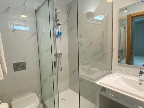 Enjoy Viana - Guest House : photo 2 de la chambre chambre quadruple Économique