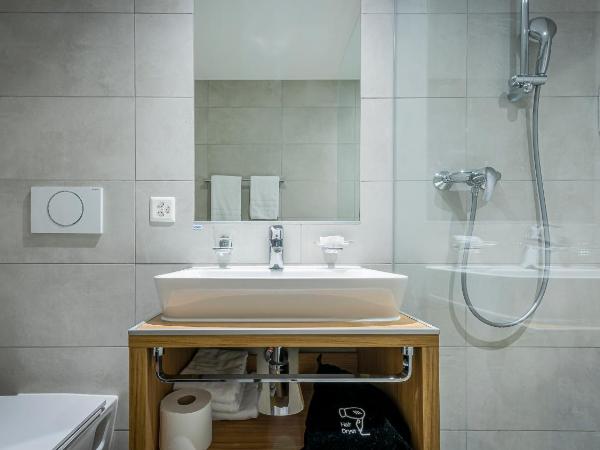 NEW OPENING 2022 - Los Lorentes Hotel Bern City : photo 4 de la chambre chambre lits jumeaux avec kitchenette - vue sur cour