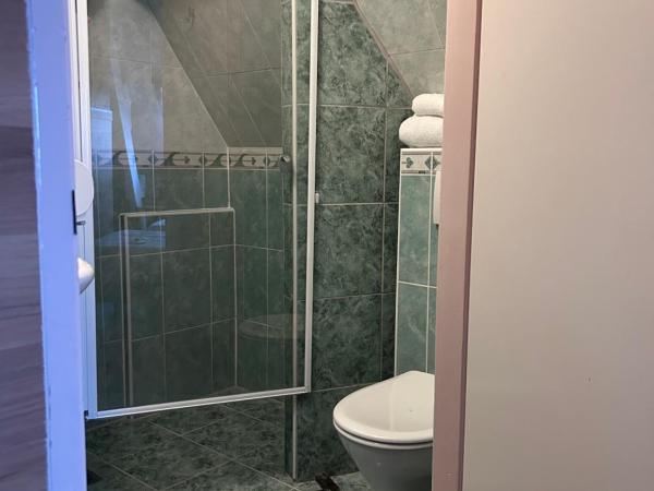 Hotel Isis : photo 2 de la chambre chambre triple avec salle de bains privative