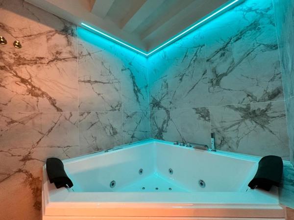 Renascentia in Florence - Adults Only : photo 3 de la chambre studio avec baignoire spa