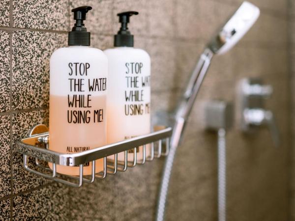 Violet Suites : photo 8 de la chambre chambre deluxe double ou lits jumeaux