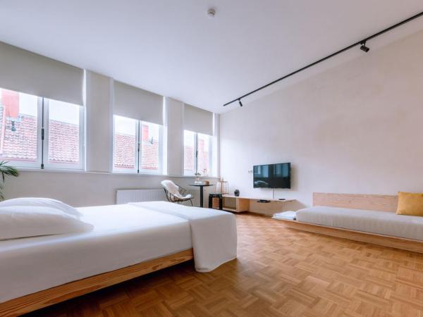 Violet Suites : photo 9 de la chambre chambre double ou lits jumeaux deluxe avec balcon