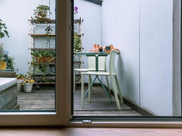 Violet Suites : photo 4 de la chambre chambre double ou lits jumeaux deluxe avec balcon