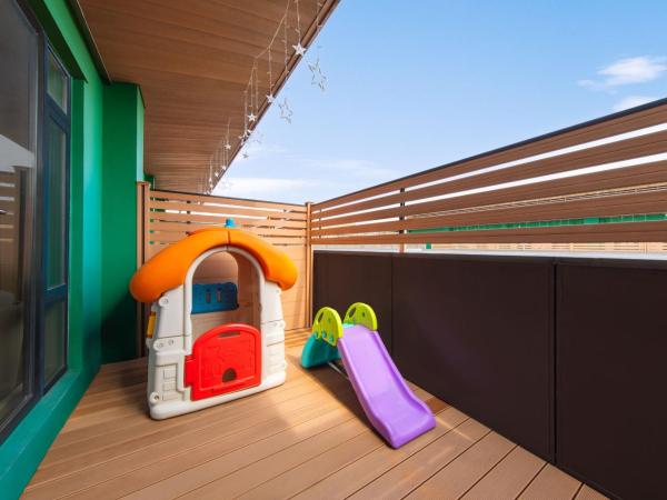 Courtyard by Marriott Shanghai International Tourism and Resorts Zone : photo 5 de la chambre chambre lit king-size deluxe avec balcon