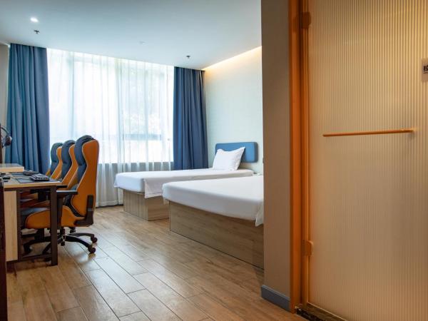 网鱼电竞酒店上海新国际博览中心店 : photo 2 de la chambre chambre triple de luxe
