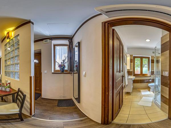 Napraforgó Wellness Ház és Panzió : photo 4 de la chambre appartement supérieur avec balcon