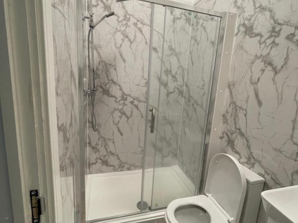 Best living Apartment : photo 2 de la chambre chambre double avec salle de bains privative