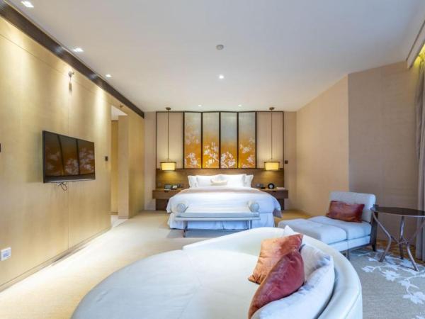 HUALUXE Shanghai Twelve At Hengshan, an IHG Hotel : photo 1 de la chambre deluxe king suite with round day bed