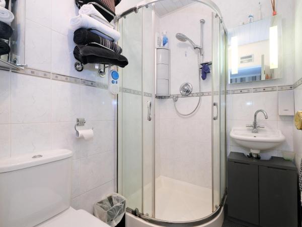 The Jays Guest House : photo 4 de la chambre chambre simple avec salle de bains à l'extérieur de la chambre