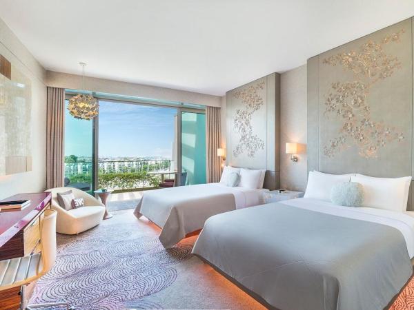 W Singapore - Sentosa Cove : photo 1 de la chambre fabulous room, guest room, 2 double beds, balcony, pool view
