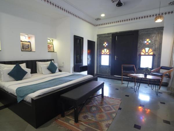 Hotel Banjara Retreat : photo 2 de la chambre suite lit king-size avec balcon