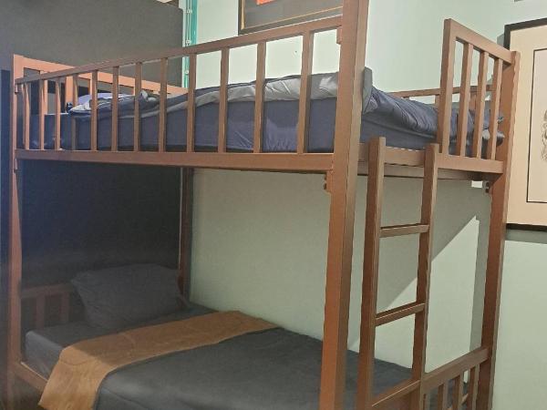 64sweethome Dusit BKK : photo 10 de la chambre chambre lits jumeaux avec salle de bains commune