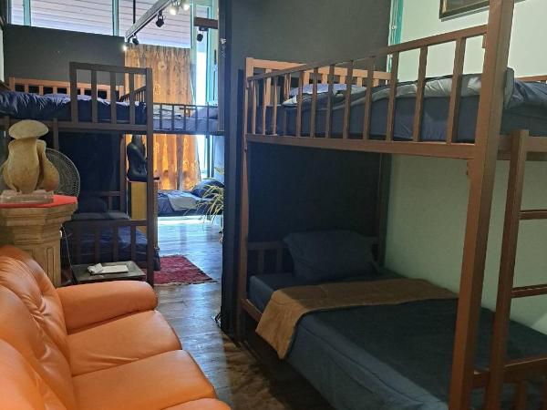 64sweethome Dusit BKK : photo 8 de la chambre chambre lits jumeaux avec salle de bains commune