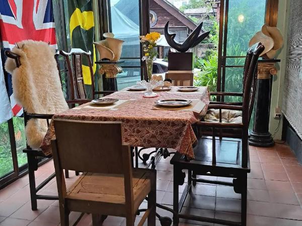 64sweethome Dusit BKK : photo 6 de la chambre chambre lits jumeaux avec salle de bains commune