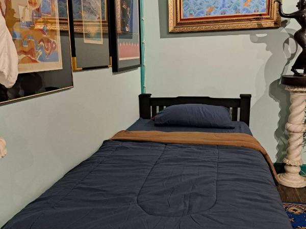 64sweethome Dusit BKK : photo 5 de la chambre chambre simple avec salle de bains commune