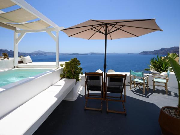 Sophia Oia View : photo 2 de la chambre sophoia - suite troglodyte avec petite piscine extérieure - vue sur caldeira