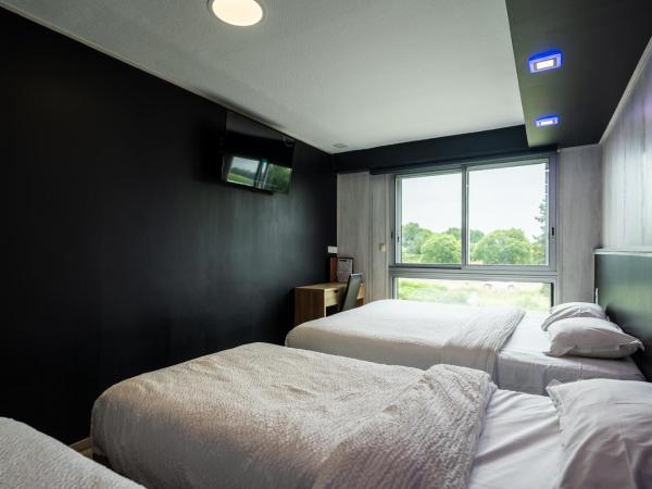 Hôtel La Rocade : photo 3 de la chambre chambre quadruple