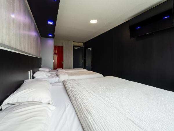 Hôtel La Rocade : photo 4 de la chambre chambre quadruple