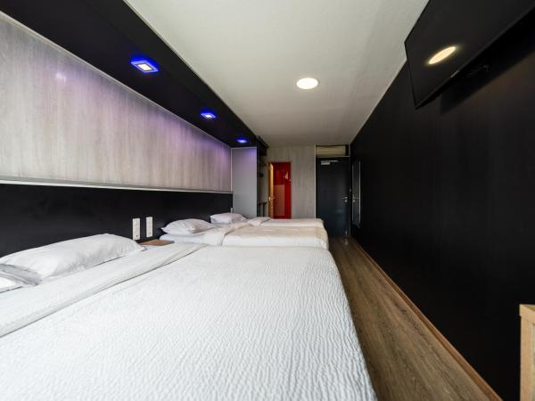 Hôtel La Rocade : photo 5 de la chambre chambre quadruple