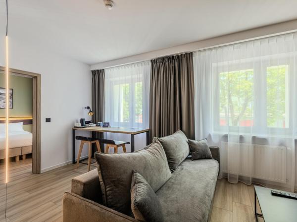 Campanile Warszawa Północ : photo 10 de la chambre suite lit king-size avec canapé-lit