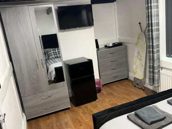 Rainsough Cottage Guest House - Shared Bathroom - Free Parking & WiFi : photo 2 de la chambre petite chambre double