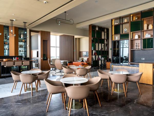 JW Marriott Hotel Guadalajara : photo 1 de la chambre executive level deluxe guest room with 1 king, city view